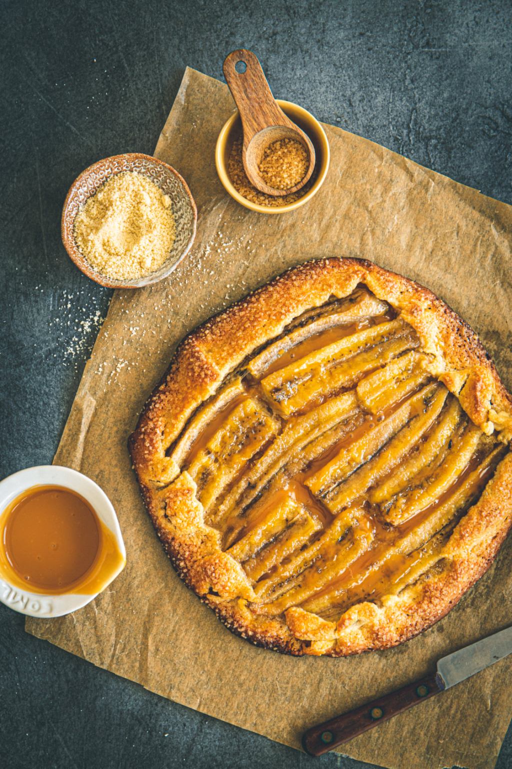 Tarte rustique à la banane, amande &caramel