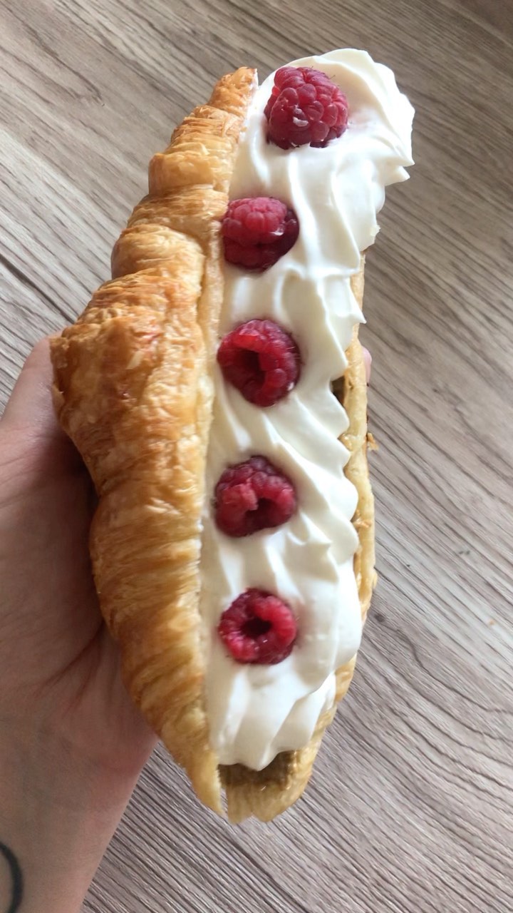 Ne me jugez pas 🫣🙈😅 __ J’avais envie de ça aujourd’hui ! J’ai coupé un croissant en deux, j’ai étalé un croustillant praliné pistache (30g chocolat blanc fondu + 30g de crêpes dentelles + 40g de praliné pistache) , j’ai ajouté des framboises et une chantilly’ vanille. Je commence très bien la semaine ! Et vous ça va ? À ne pas reproduire à la maison si régime en cours, je décline toute responsabilité en cas de prise de poids, merci pour votre compréhension : coeur sur vous ♥️! #praliné #pistache #foodporn #framboise #chantilly #croissant #gouter #foodaddict #pistacchio #recettefacile #recetterapide #foodrecipe #foodstagram